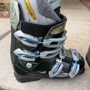 HEAD EDGE Black and Silver Ski Boot with Blue Accents